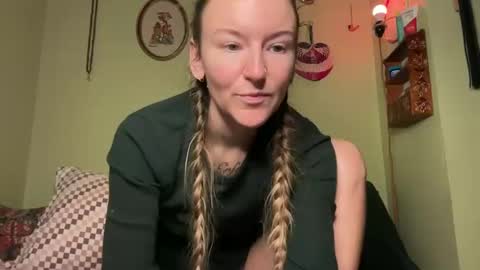 Snapshot of thefoxglovefairy chatting on 11-16-25, 09:31 Fae online show from 11-16-25, 09:31