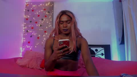 Snapshot of thegoldenbitch chatting on 01-11-25, 01:48 Goldie online show from 01-11-25, 01:48