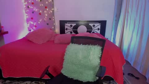 Snapshot of thegoldenbitch chatting on 01-15-25, 10:57 Goldie online show from 01-15-25, 10:57