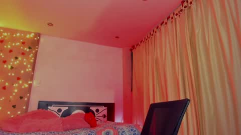 Snapshot of thegoldenbitch chatting on 02-07-25, 02:08 Goldie online show from 02-07-25, 02:08