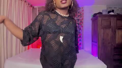 Snapshot of thegoldenbitch chatting on 09-25-25, 01:31 Goldie online show from 09-25-25, 01:31