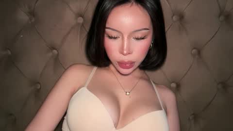 Elle  dont forget to folloW me and thumbs up online show from 03-26-26, 05:35