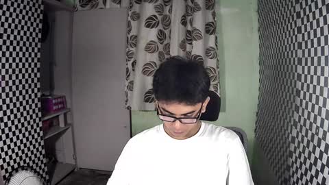 Snapshot of thehugecomeback chatting on 12-04-24, 01:42 Xerxis online show from 12-04-24, 01:42