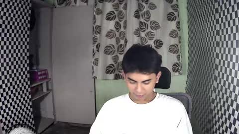 Snapshot of thehugecomeback chatting on 12-05-24, 04:12 Xerxis online show from 12-05-24, 04:12