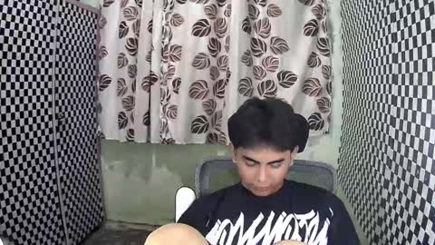 Snapshot of thehugecomeback chatting on 12-09-24, 01:02 Xerxis online show from 12-09-24, 01:02