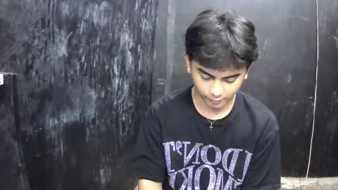 Snapshot of thehugecomeback chatting on 02-24-25, 02:26 Xerxis online show from 02-24-25, 02:26