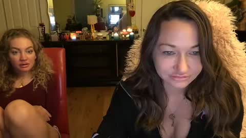 Snapshot of themrsnelson chatting on 01-01-25, 01:05 Cach Nelson online show from 01-01-25, 01:05