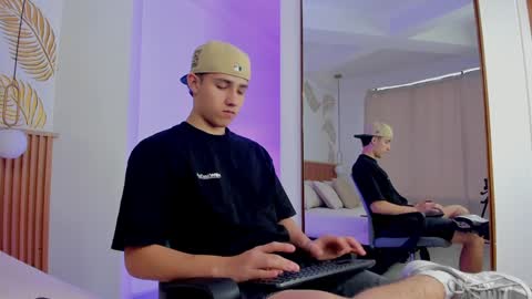 Snapshot of theohawke_ chatting on 12-19-24, 01:29 THEO- MATEO online show from 12-19-24, 01:29