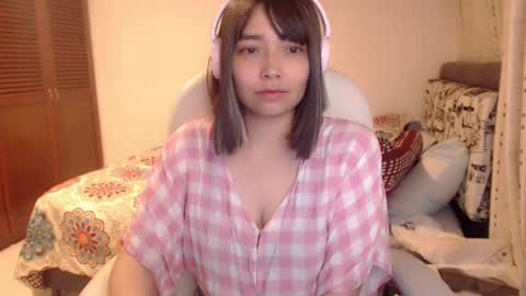 Snapshot of thetalkingbutt chatting on 02-12-25, 05:37 Mai online show from 02-12-25, 05:37