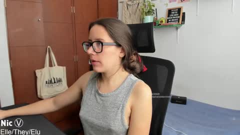 Snapshot of thetropicalseduction chatting on 10-30-25, 02:18 Nicole online show from 10-30-25, 02:18