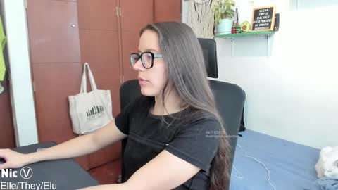 Snapshot of thetropicalseduction chatting on 11-06-25, 02:07 Nicole online show from 11-06-25, 02:07