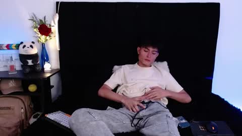 Snapshot of thomasbennett_ chatting on 10-25-25, 12:18 thomasbennett  online show from 10-25-25, 12:18