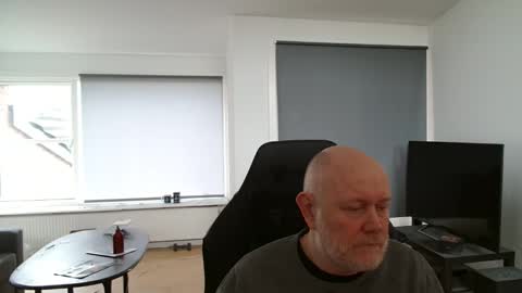 thomash32 online show from 10-25-25, 09:28