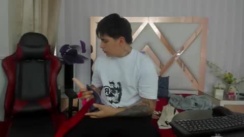 Snapshot of thomasthund chatting on 01-12-26, 01:27 thomasthund online show from 01-12-26, 01:27