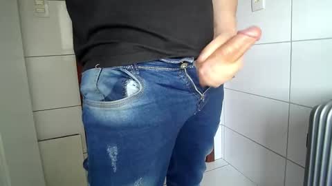 Snapshot of thomaz__ chatting on 09-24-25, 06:11 thomaz__ online show from 09-24-25, 06:11