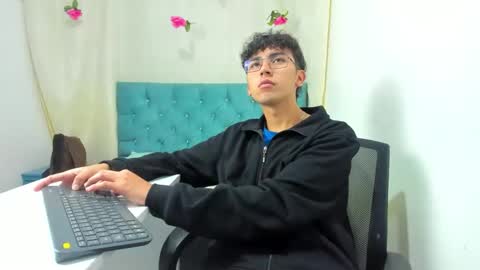 Snapshot of thommy_comp chatting on 03-04-25, 03:00 thommy comp online show from 03-04-25, 03:00