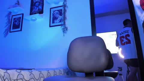 Snapshot of thomsevery_ chatting on 02-19-25, 01:18 Thoms Every online show from 02-19-25, 01:18