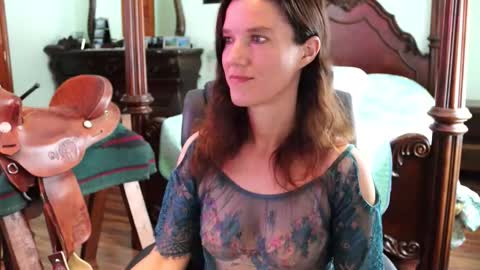 Snapshot of thornbury_rose chatting on 11-29-25, 07:06 ThornburyRose online show from 11-29-25, 07:06