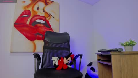 Snapshot of tiago_hannah chatting on 12-23-24, 10:55 carolina online show from 12-23-24, 10:55