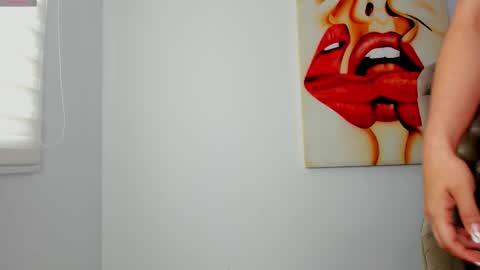 Snapshot of tiago_hannah chatting on 09-18-25, 01:57 carolina online show from 09-18-25, 01:57