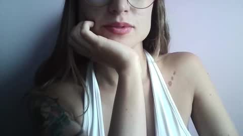 Snapshot of tifanny_a chatting on 12-16-25, 02:00 Tifanny online show from 12-16-25, 02:00