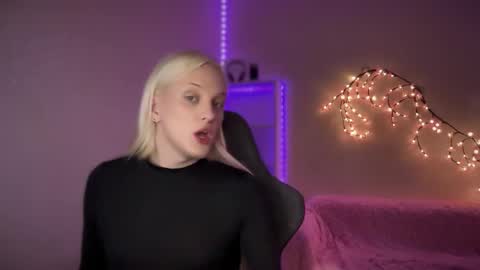 Snapshot of tiffany2005 chatting on 10-29-25, 10:39 Amira online show from 10-29-25, 10:39