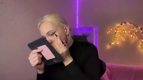 Snapshot of tiffany2005 chatting on 10-31-25, 10:27 Amira online show from 10-31-25, 10:27