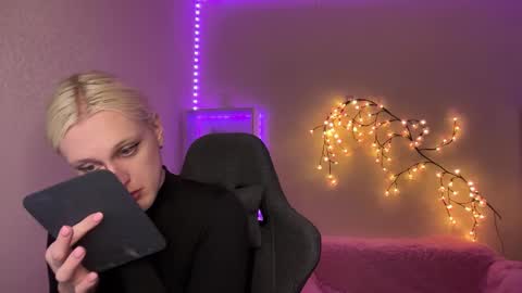 Snapshot of tiffany2005 chatting on 11-06-25, 10:27 Amira online show from 11-06-25, 10:27