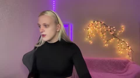 Snapshot of tiffany2005 chatting on 11-17-25, 09:04 Amira online show from 11-17-25, 09:04