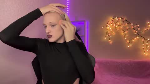 Snapshot of tiffany2005 chatting on 11-19-25, 09:42 Amira online show from 11-19-25, 09:42