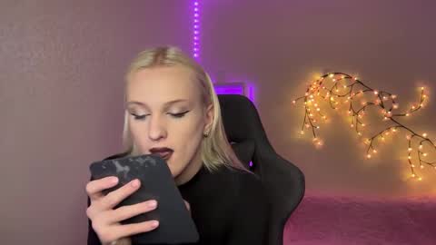 Snapshot of tiffany2005 chatting on 11-21-25, 09:19 Amira online show from 11-21-25, 09:19