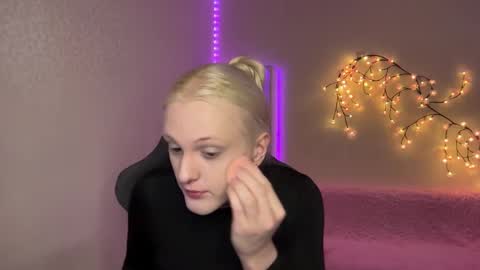 Snapshot of tiffany2005 chatting on 11-26-25, 09:54 Amira online show from 11-26-25, 09:54