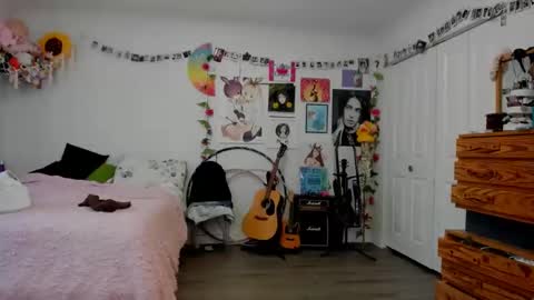 Snapshot of tiggerrosey chatting on 09-15-25, 07:36   All my Links online show from 09-15-25, 07:36