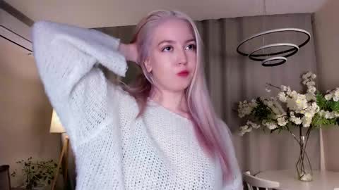 Snapshot of tinastevenson chatting on 10-21-25, 09:48 Annie online show from 10-21-25, 09:48