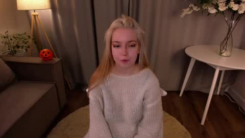 Snapshot of tinastevenson chatting on 10-29-25, 09:49 Annie online show from 10-29-25, 09:49