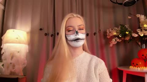 Snapshot of tinastevenson chatting on 10-30-25, 11:27 Annie online show from 10-30-25, 11:27