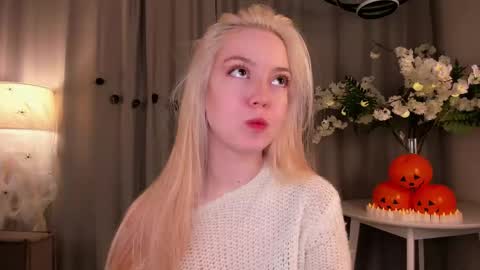 Snapshot of tinastevenson chatting on 10-31-25, 10:33 Annie online show from 10-31-25, 10:33