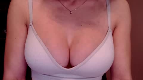 Snapshot of tiny_bb chatting on 12-19-24, 05:50 Lily online show from 12-19-24, 05:50