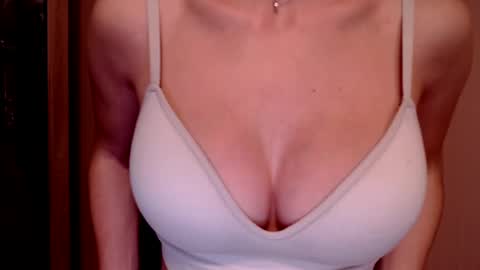 Snapshot of tiny_bb chatting on 12-20-24, 05:51 Lily online show from 12-20-24, 05:51