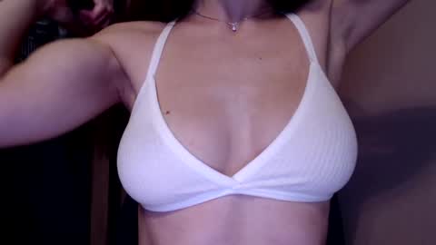 Snapshot of tiny_bb chatting on 12-29-24, 05:22 Lily online show from 12-29-24, 05:22