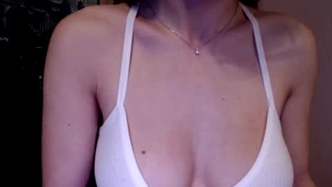 Snapshot of tiny_bb chatting on 01-01-25, 10:21 Lily online show from 01-01-25, 10:21