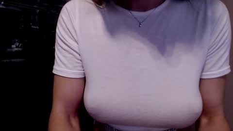 Snapshot of tiny_bb chatting on 01-06-25, 01:41 Lily online show from 01-06-25, 01:41