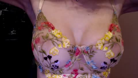 Snapshot of tiny_bb chatting on 01-07-25, 10:43 Lily online show from 01-07-25, 10:43