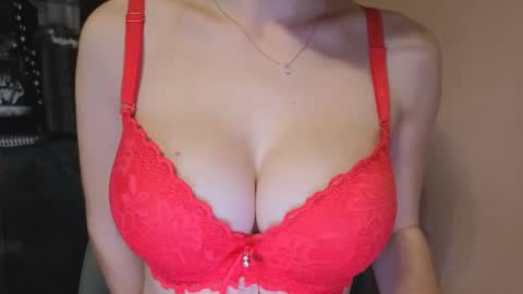 Snapshot of tiny_bb chatting on 01-31-25, 11:03 Lily online show from 01-31-25, 11:03