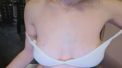 Snapshot of tiny_bb chatting on 02-04-25, 10:24 Lily online show from 02-04-25, 10:24
