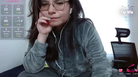 Tiny Caroline online show from 12-17-25, 09:54