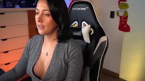 Snapshot of tiny_panther chatting on 12-26-24, 09:15 Ana Molly online show from 12-26-24, 09:15