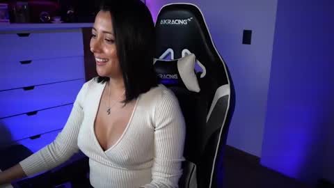 Snapshot of tiny_panther chatting on 01-11-25, 04:38 Ana Molly online show from 01-11-25, 04:38