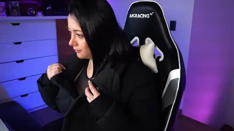 Snapshot of tiny_panther chatting on 01-11-25, 10:07 Ana Molly online show from 01-11-25, 10:07