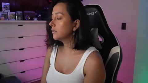 Snapshot of tiny_panther chatting on 01-28-25, 10:23 Ana Molly online show from 01-28-25, 10:23